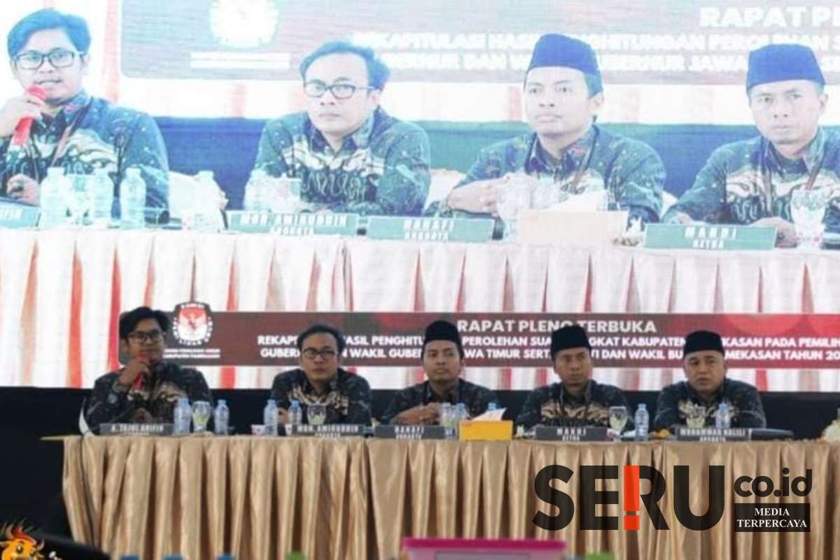 Proses Penghitungan Rekapitulasi Tingkat Kabupaten untuk Pemilihan Calon Bupati Pamekasan. (Seru.co.id/udi) - Rapat Pleno Hasil Rekapitulasi Tingkat Kabupaten, KPU Pamekasan Umumkan Kharisma Mendapatkan Suara Terbanyak