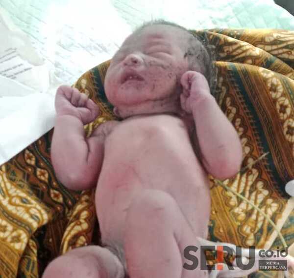Bayi Laki-laki dengan Kondisi Tali Pusar Masih Menempel Ditemukan di Dekat Selokan