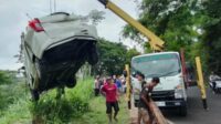 Proses evakuasi kendaraan roda empat yang jatuh kedalam jurang Karangkates. (ist) - Sebuah Mobil Lepas Kendali Terjun ke Dalam Jurang Karangkates Sumberpucung