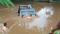 Kendaraan Pick Up Terjun ke Sungai di Kepanjen