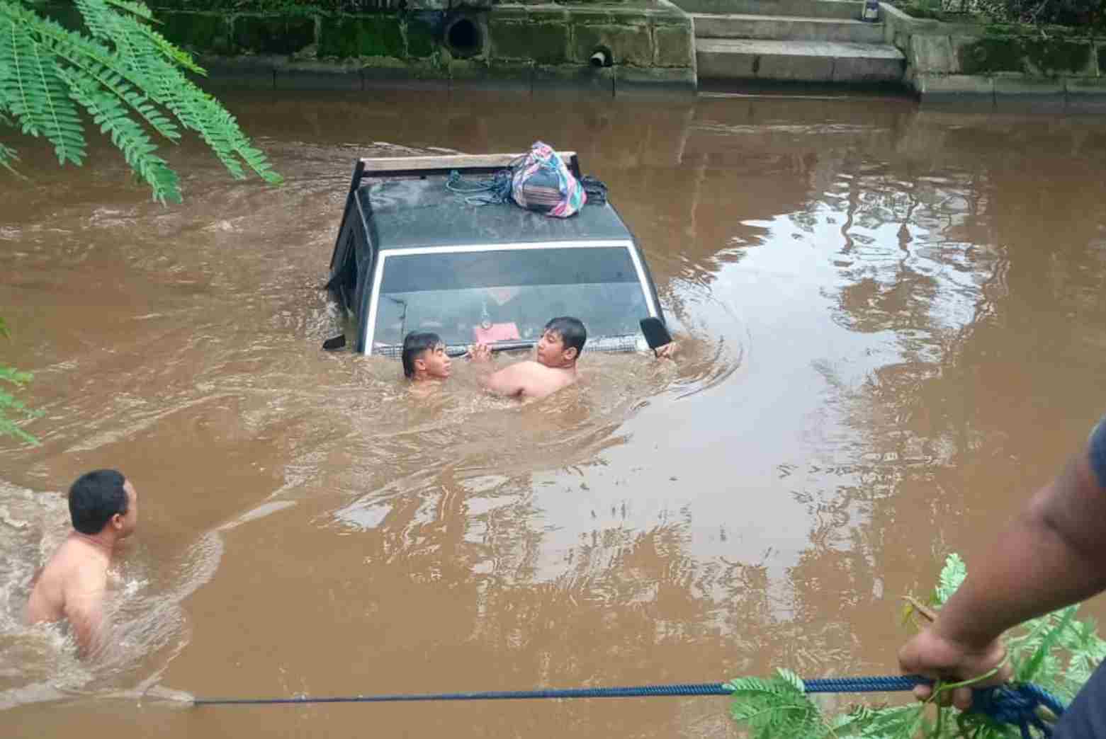 Kendaraan Pick Up Terjun ke Sungai di Kepanjen