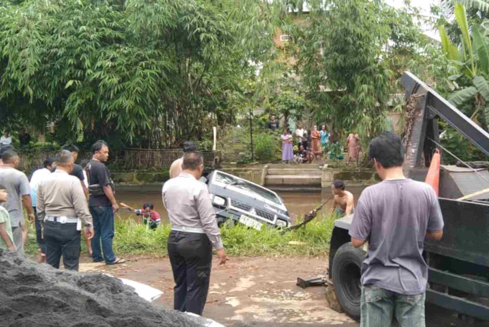 Kendaraan Pick Up Terjun ke Sungai di Kepanjen