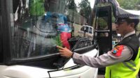 Jelang Libur Nataru, Petugas Gabungan Periksa Kelayakan Kendaraan dan Tes Urine Sopir Angkutan Umum