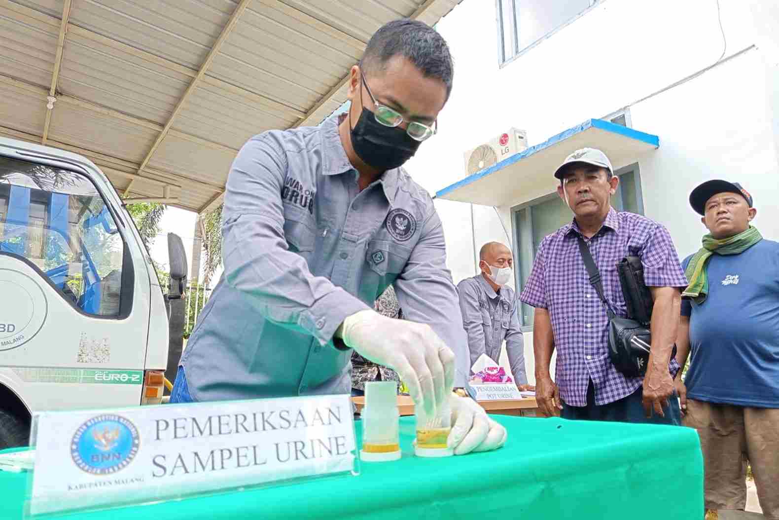 Jelang Libur Nataru, Petugas Gabungan Periksa Kelayakan Kendaraan dan Tes Urine Sopir Angkutan Umum
