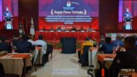 Proses rekapitulasi suara Pilkada 2024 dari KPU Jember. (Seru.co.id/amb) - Rekapitulasi Resmi KPU Jember, Paslon Gus Fawait-Djoko dan Khofifah-Emil Unggul