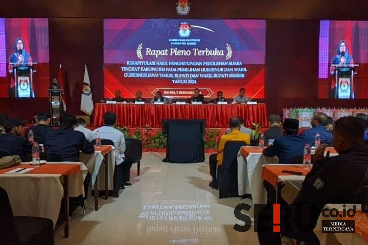 Proses rekapitulasi suara Pilkada 2024 dari KPU Jember. (Seru.co.id/amb) - Rekapitulasi Resmi KPU Jember, Paslon Gus Fawait-Djoko dan Khofifah-Emil Unggul