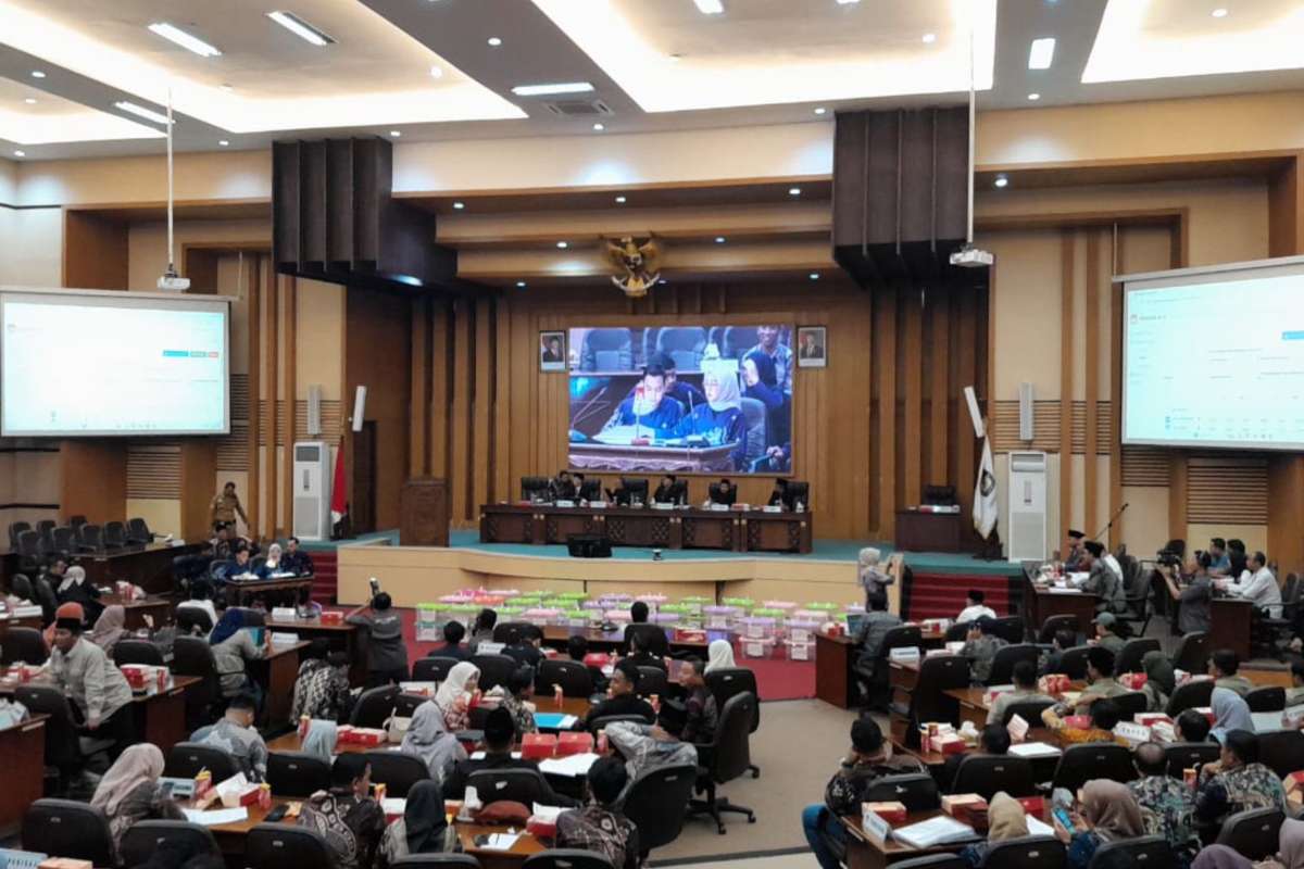 Proses rekapitulasi yang dilakukan KPU Kabupaten Malang. (ist) - Hasil Rekapitulasi, KPU Kabupaten Malang Tetapkan SaLaf sebagai Pemenang Pilbup 2024
