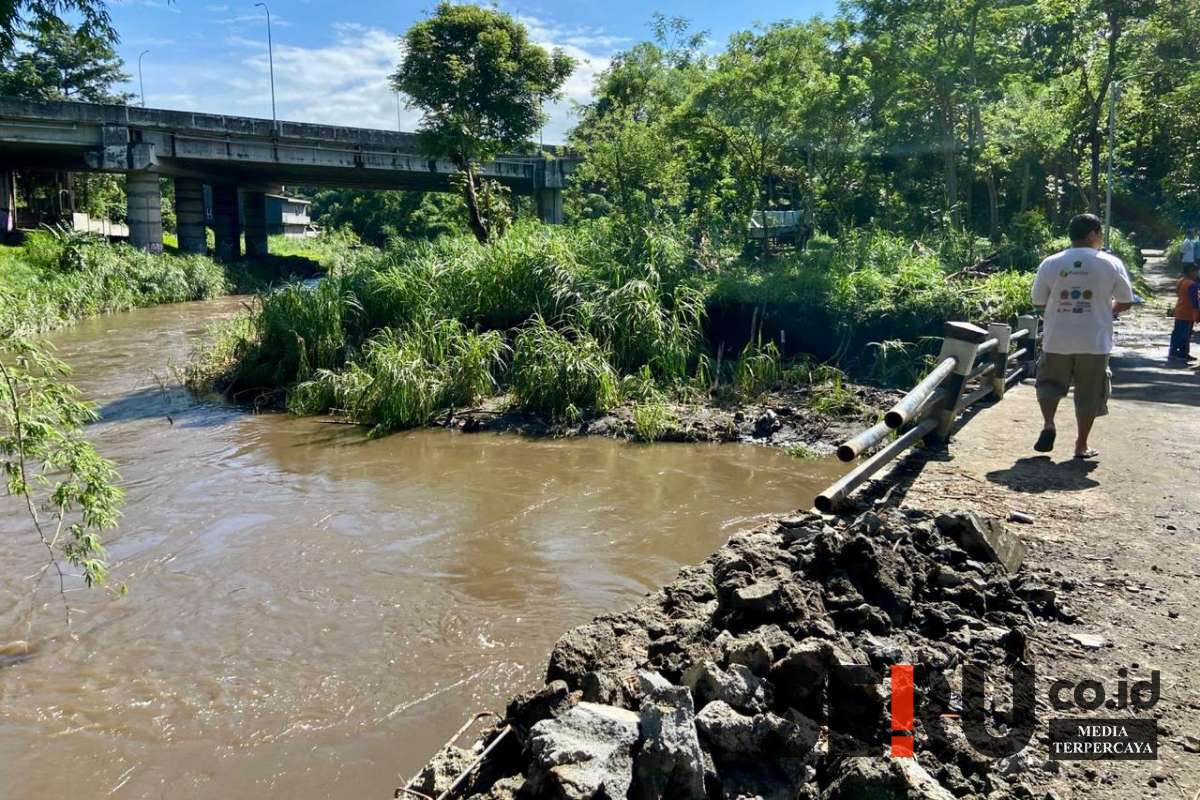 Salah satu jembatan yang akan diperbaiki, berlokasi di Kelurahan Madyopuro. (ws12) - Pj Wali Kota Malang Bersama Jajaran Forkopimda Kerja Bakti Bersihkan Sungai Amprong