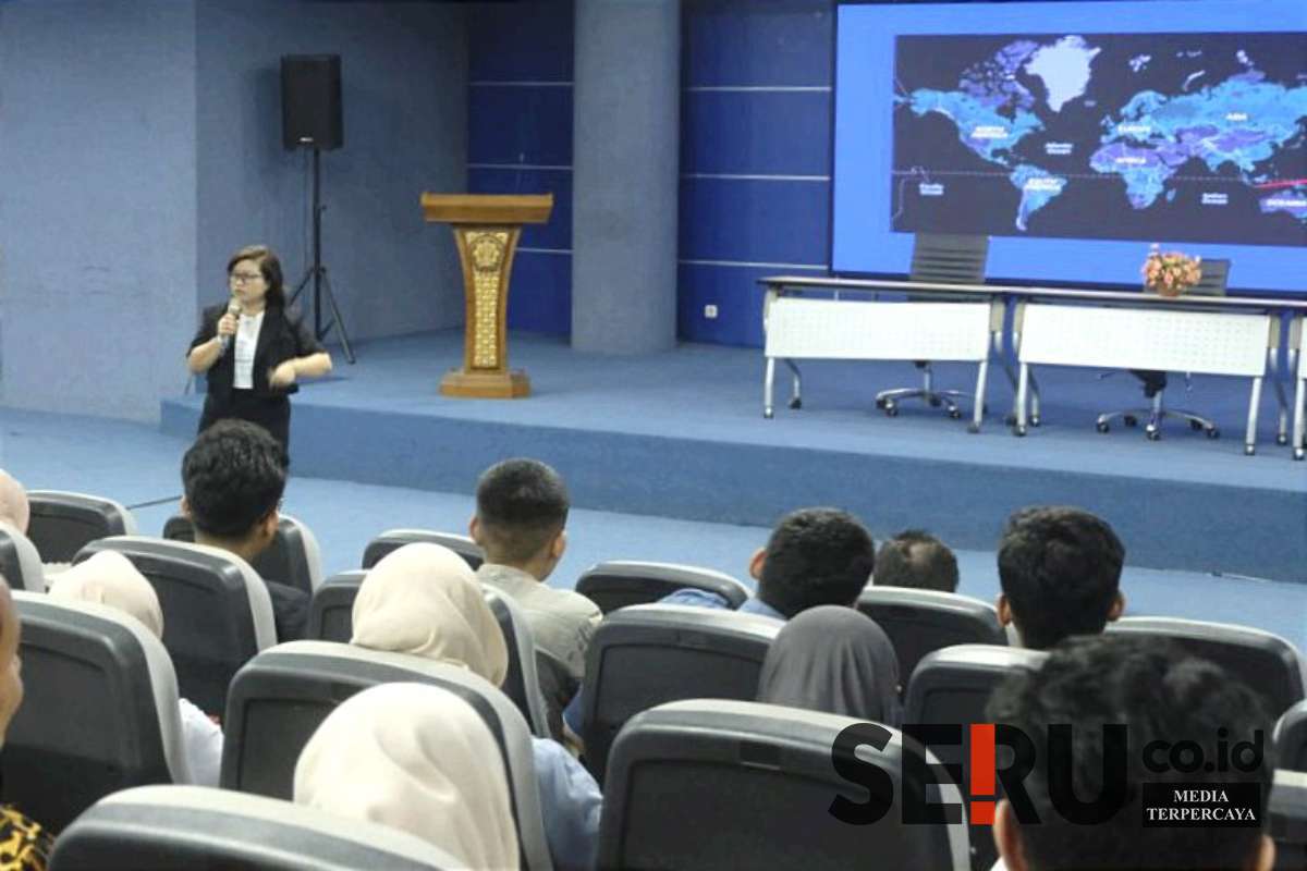 Salah satu narasumber dari P&G memaparkan materi. (ist) - Polinema-P&G Gelar Seminar 'From Student to Professional Success: Building Your Personal Brand'