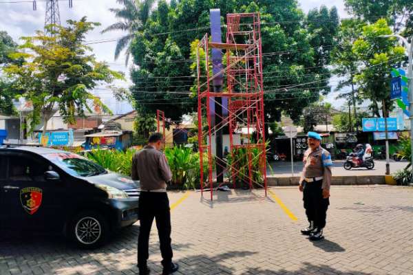 TKP dugaan kecelakaan kerja di Singosari. (ist) - Seorang Pria Tewas Tersengat Listrik dan Jatuh Saat Mengganti Neon Box
