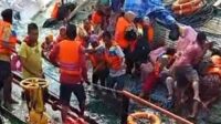 Tangkapan video amatir yang virall di grup WhatsApp detik-detik dramatis saat kapal Berlian Selatan menyelamatkan puluhan penumpang KLM Lorena yang karam di perairan Situbondo, Minggu (8/12/ 2024) siang. (Seru.co.id/mam) - Diduga Bocor Dihantam Ombak, KLM Lorena Karam di Perairan Situbondo, 50 Penumpang Masih Proses Evakuasi
