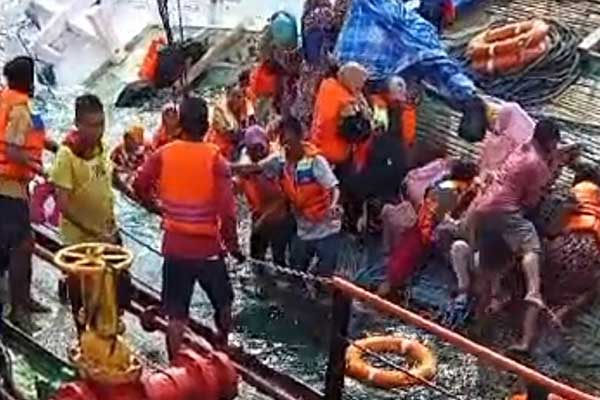 Tangkapan video amatir yang virall di grup WhatsApp detik-detik dramatis saat kapal Berlian Selatan menyelamatkan puluhan penumpang KLM Lorena yang karam di perairan Situbondo, Minggu (8/12/ 2024) siang. (Seru.co.id/mam) - Diduga Bocor Dihantam Ombak, KLM Lorena Karam di Perairan Situbondo, 50 Penumpang Masih Proses Evakuasi
