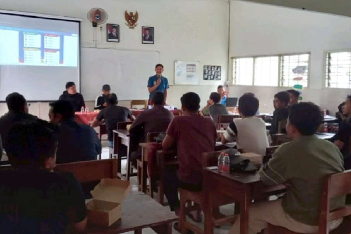Teknikal meeting peserta turnamen sepak bola peringatan HGN 2024 di SMP Islam Ma'arif 03 Kota Malang. (ist) - Peringatan HGN 2024 Bakal Dikemas dalam Silaturahmi Turnamen Bola Antar Guru se-Malang Raya