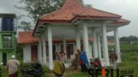 Terlihat warga berteduh saat hujan di balai desa Bulangan Barat yang mangkrak tak berfungsi. (Seru.co.id/udi) - Tiga Tahun Menunggu, Balai Desa Bulangan Barat Pamekasan Masih Tak Difungsikan