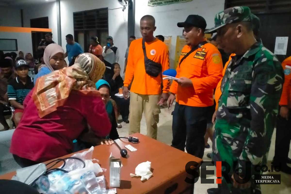 Tim Basarnas, BPBD Kabupaten Situbondo dan tim medis Puskesmas setempat saat mendata para penumpang dan melakukan pemeriksaan. (Seru.co.id/mam) - Diduga Bocor Dihantam Ombak, KLM Lorena Karam di Perairan Situbondo, 50 Penumpang Masih Proses Evakuasi