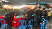 Tim Jibom Polda Jatim Sterilisasi Gereja Salib Suci Jelang Misa Malam Natal