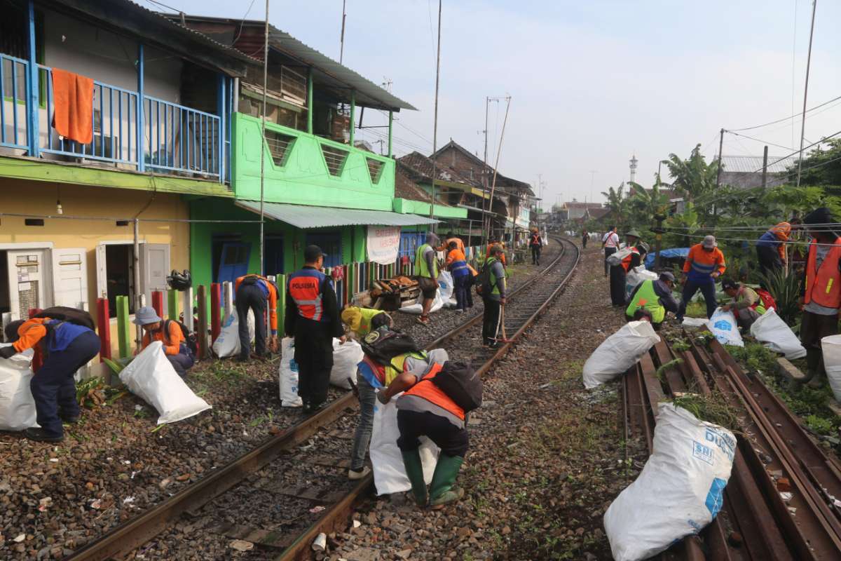 Tim KAI Daop 8 Surabaya bersama dengan warg sekitar sedang melakukan bersih-bersih. (ist) - Sterilisasi Jalur KA Malang-Pakisaji, KAI Siapkan Nataru yang Aman