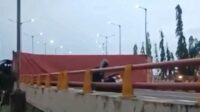 Truk kontainer yang terguling hingga menutup satu jalur. (ist) - Tak Kuat Menanjak, Truk Kontainer Terguling di Layang Trosobo Menutup Satu Jalur