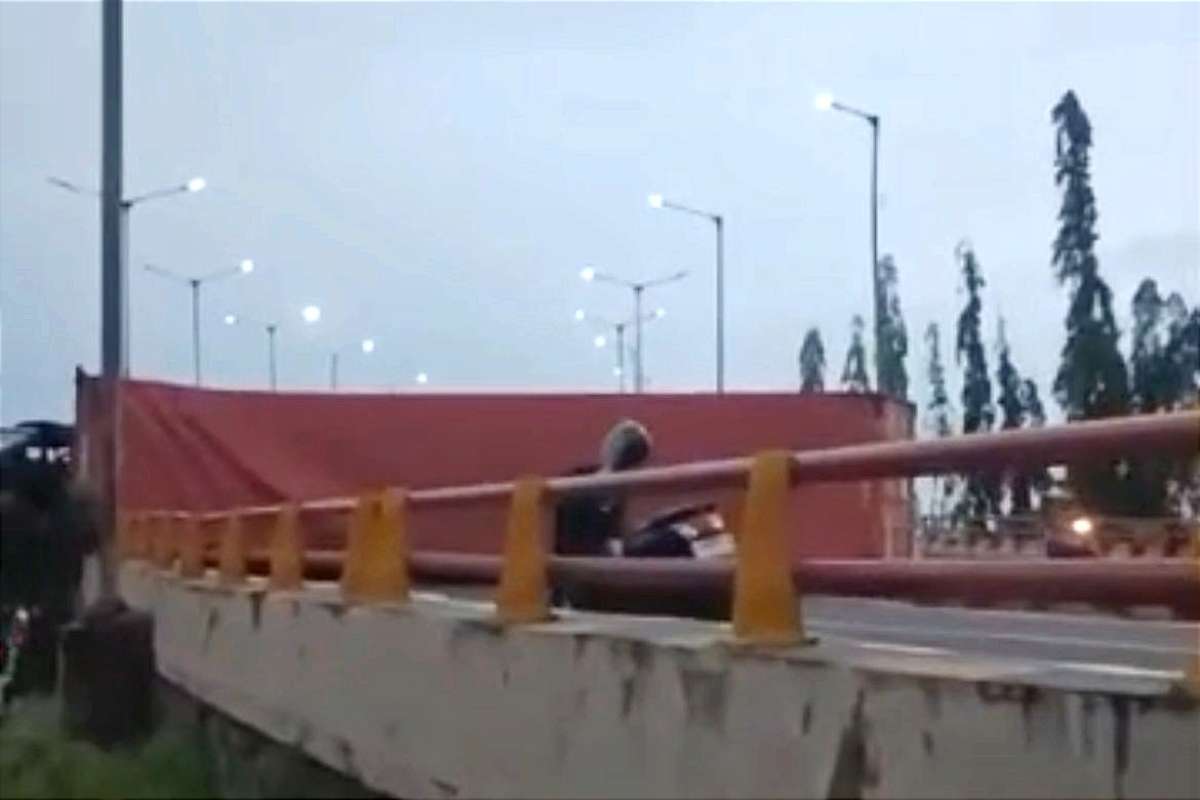 Truk kontainer yang terguling hingga menutup satu jalur. (ist) - Tak Kuat Menanjak, Truk Kontainer Terguling di Layang Trosobo Menutup Satu Jalur