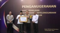 Wakapolres Malang Kota, AKBP Adhitya Panji Anom, menerima penghargaan dari Ombudsman mewakili Kapolresta Malang Kota. (Seru.co.id/ws12) - Polresta Malang Kota Raih Penghargaan Pelayanan Publik 2024 dari Ombudsman RI