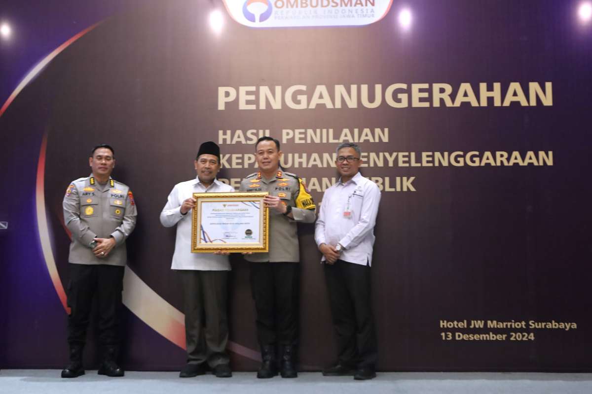 Wakapolres Malang Kota, AKBP Adhitya Panji Anom, menerima penghargaan dari Ombudsman mewakili Kapolresta Malang Kota. (Seru.co.id/ws12) - Polresta Malang Kota Raih Penghargaan Pelayanan Publik 2024 dari Ombudsman RI