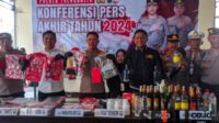 Wakapolres Trenggalek (tengah) didampingi PJU Polres Trenggalek menunjukkan barang bukti hasil ungkap kasus saat press release selama tahun 2024. (Seru.co.id/ams) - Gelar Press Release Akhir Tahun, Polres Trenggalek Ungkap Beberapa Kasus