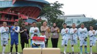 Wakapolresta Malang Kota saat memberikan bantuan Elbow Crutch sebagai dukungan mempersiapkan Piala Kemenpora 2024. (ist) - Polresta Malang Kota Dukung Sepak Bola Amputasi PSAI Malang Raya, Berikan Bantuan Elbow Crutch