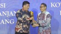 Wali Kota Batu saat menerima penghargaan Innovative Goverment Awards 2024 Kategori Kota Terinovatif. (ist) - Kota Batu Raih Innovative Goverment Awards 2024 Kategori Kota Terinovatif dari Kemendagri