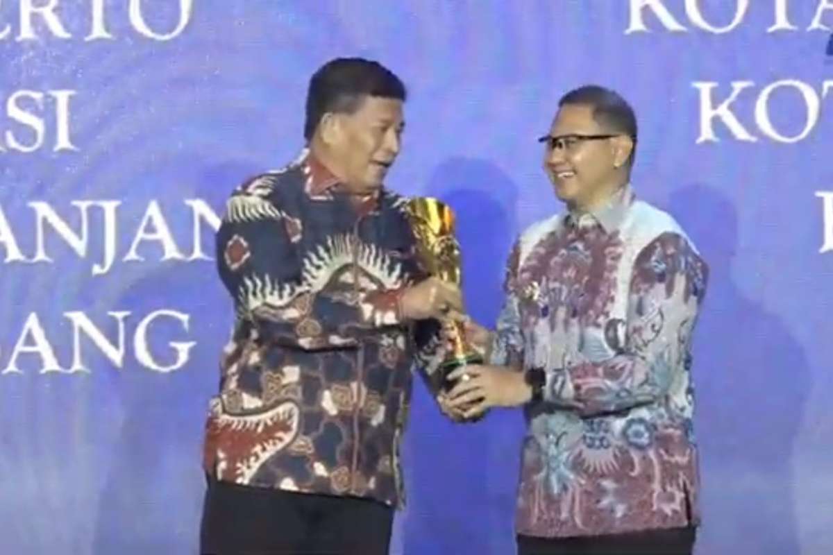 Wali Kota Batu saat menerima penghargaan Innovative Goverment Awards 2024 Kategori Kota Terinovatif. (ist) - Kota Batu Raih Innovative Goverment Awards 2024 Kategori Kota Terinovatif dari Kemendagri