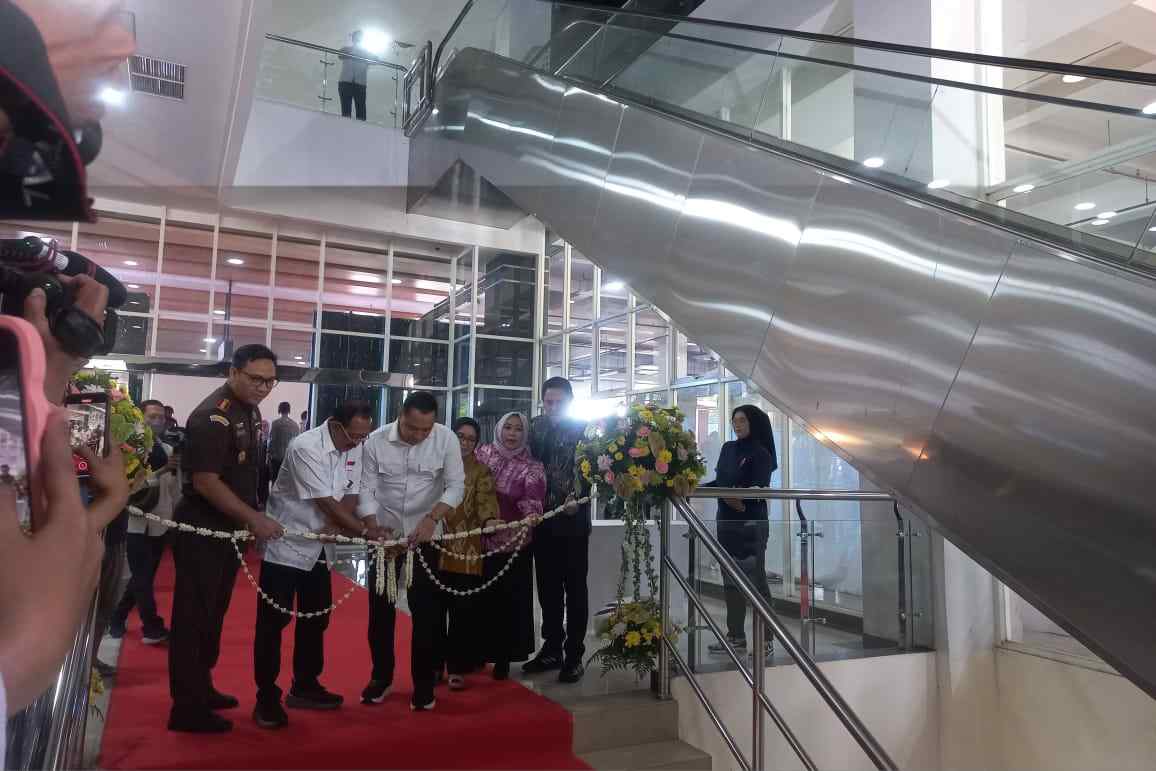 Wali Kota Surabaya Eri Cahyadi Resmikan Terowongan TIJ-KBS