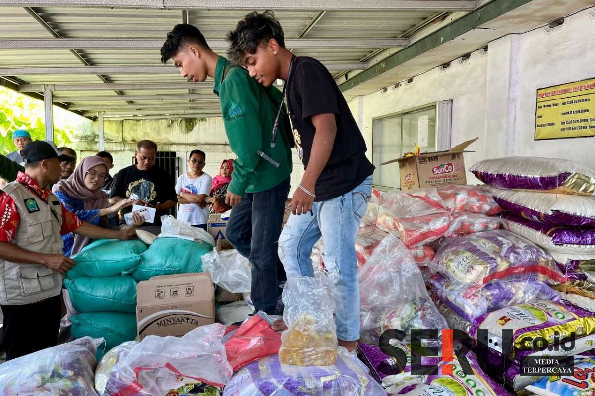 Warga sedang mengantri untuk membeli bahan pokok di GPM. (ws12) - Mendagri: Gerakan Pangan Murah Jaga Stabilitas Harga Jelang Nataru