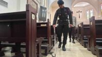 Antisipasi Gangguan Kamtibmas Saat Malam Misa Natal, Jibom Polda Jatim Lakukan Sterilisasi Gereja Katedral