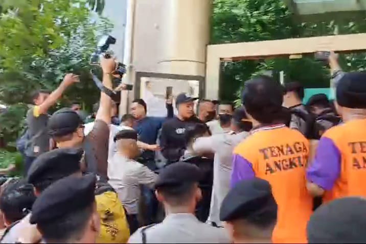 Eksekusi Hotel Garden Palace Surabaya Berakhir Bentrok