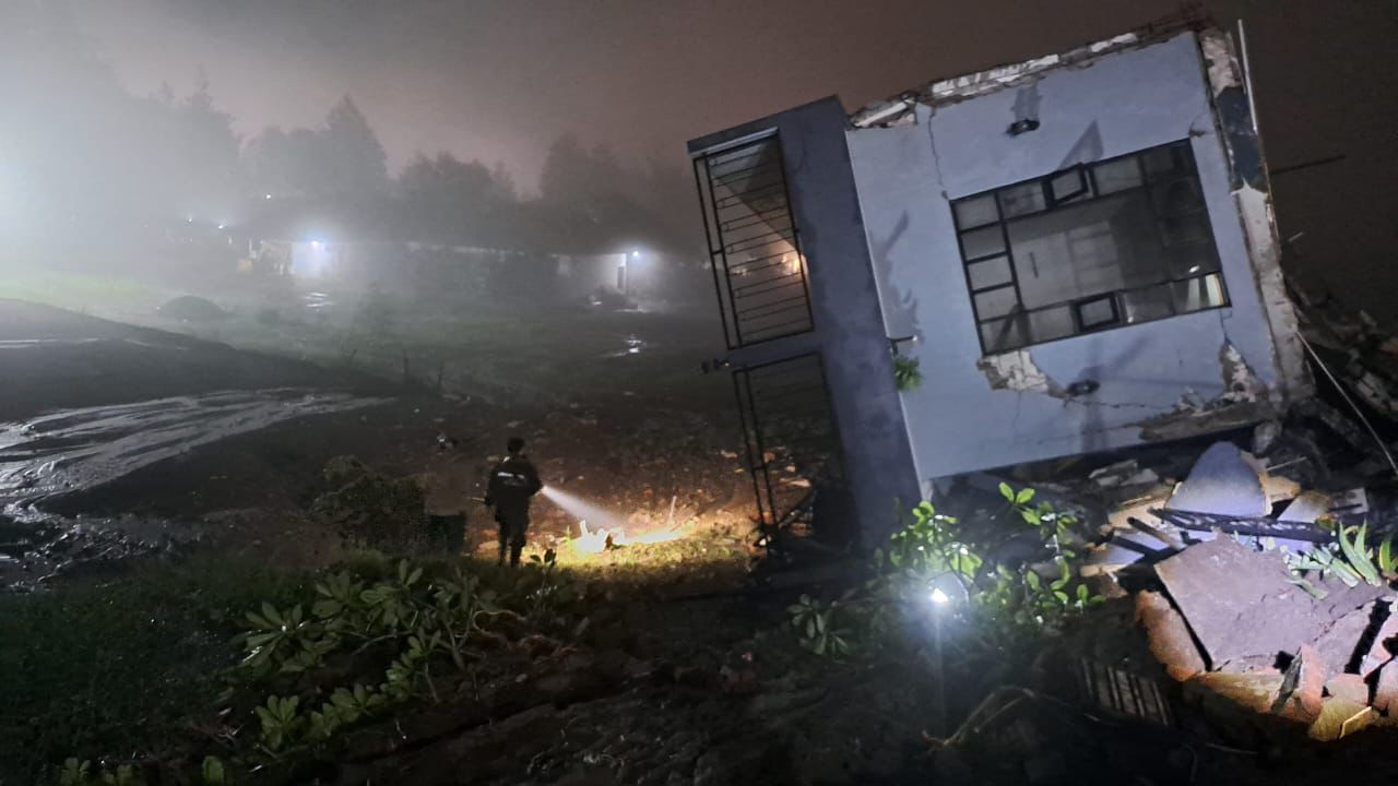 Villa Di Kota Batu Roboh, Enam Wisatawan Menjadi Korban