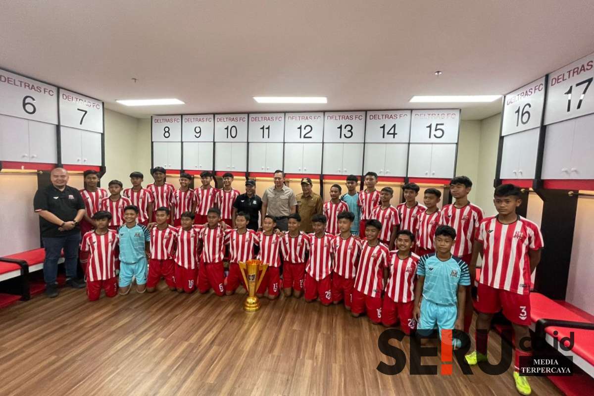 AHY bersama Deltras U-15 saat di ruang ganti Gelora Delta Sidoarjo. (foto:sda1) - AHY Kunjungi Gelora Delta Sidoarjo untuk Persiapan Mini Turnamen Timnas U-20