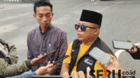 Abdurrahman Fauzi didampingi Pimpinan JTV Madura usai melaporkan insiden ke Polres Pamekasan. (Seru.co.id/udi) - Kekerasan Terhadap Jurnalis, Wartawan JTV Madura Laporkan Kasus Penganiayaan ke Polres Pamekasan