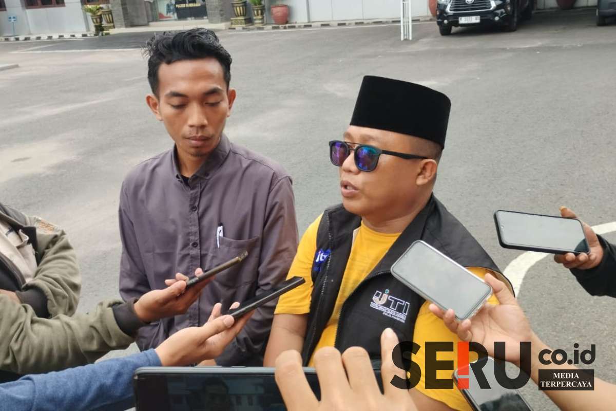 Abdurrahman Fauzi didampingi Pimpinan JTV Madura usai melaporkan insiden ke Polres Pamekasan. (Seru.co.id/udi) - Kekerasan Terhadap Jurnalis, Wartawan JTV Madura Laporkan Kasus Penganiayaan ke Polres Pamekasan