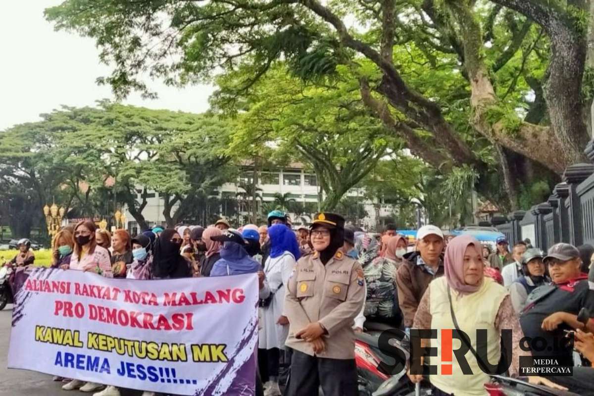 Aksi damai Aliansi Rakyat Kota Malang Pro Demokrasi. (ska) - Pengamanan Aksi Demokrasi: Polresta Malang Kota Utamakan Pendekatan Humanis