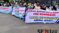 Aksi damai Aliansi Rakyat Kota Malang di depan gedung DPRD. (ska) - Aliansi Rakyat Kota Malang Serukan Keputusan MK Harus Diterima dengan Damai