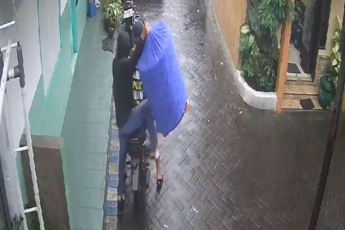 Aksi pencurian yang terekam CCTV. (ist) - Dua Pria Gasak Burung Murai di Klojen Kota Malang, Aksi Terekam CCTV