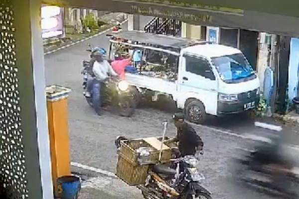 Aksi penjambretan yang terekan cctv warga. (ist) - Ibu Rumah Tangga Alami Penjambretan Saat Belanja Pagi di Malang
