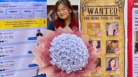 Alumni Fakultas Hukum Universitas Brawijaya, Sherly Shafa Elinanda, sedang memegang bouquet bunga yang dibuat. (ist) - Mahasiswa UB Sulap Kertas Skripsi Jadi Peluang Bisnis Go Green
