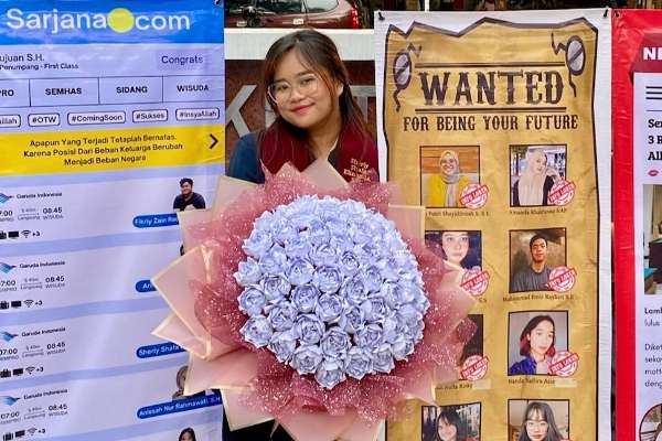 Alumni Fakultas Hukum Universitas Brawijaya, Sherly Shafa Elinanda, sedang memegang bouquet bunga yang dibuat. (ist) - Mahasiswa UB Sulap Kertas Skripsi Jadi Peluang Bisnis Go Green