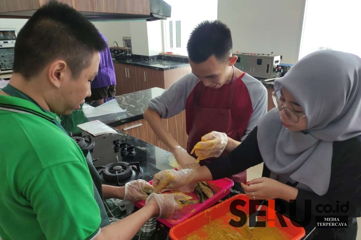 Anak ASD dilatih membuat frozen food di MCC. (rhd) - MAC Soft Launching LPK 'Cipta Kriya Wiyasa' Bagi Anak Autism Spectrum Disorder
