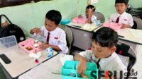 Anak-anak SDN 3 Lowokwaru sedang menyantam makan bergizi gratis. (Seru.co.id/ws12) - Siswa SD Kota Malang Harapkan Variasi Menu Makan Bergizi Gratis