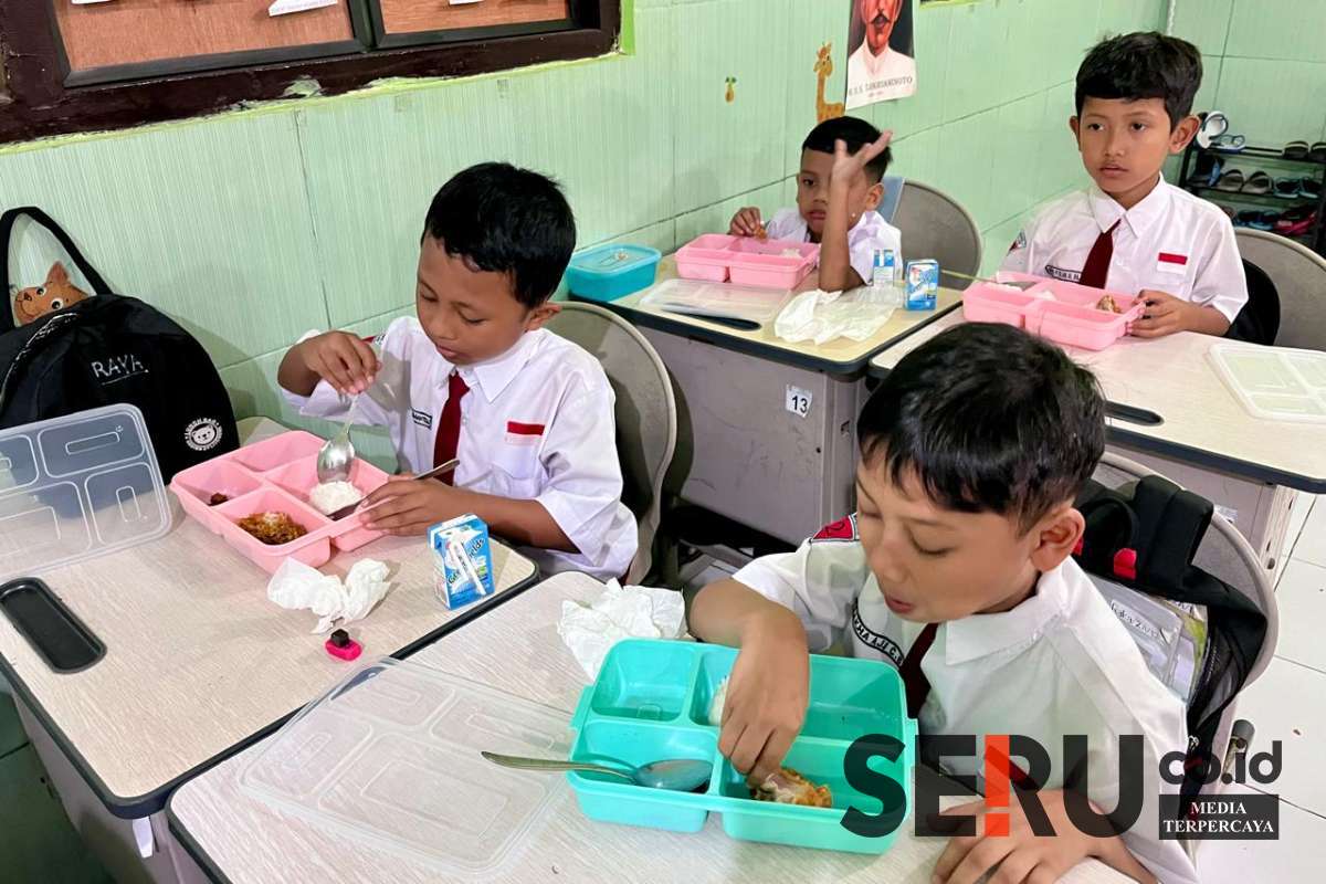 Anak-anak SDN 3 Lowokwaru sedang menyantam makan bergizi gratis. (Seru.co.id/ws12) - Siswa SD Kota Malang Harapkan Variasi Menu Makan Bergizi Gratis