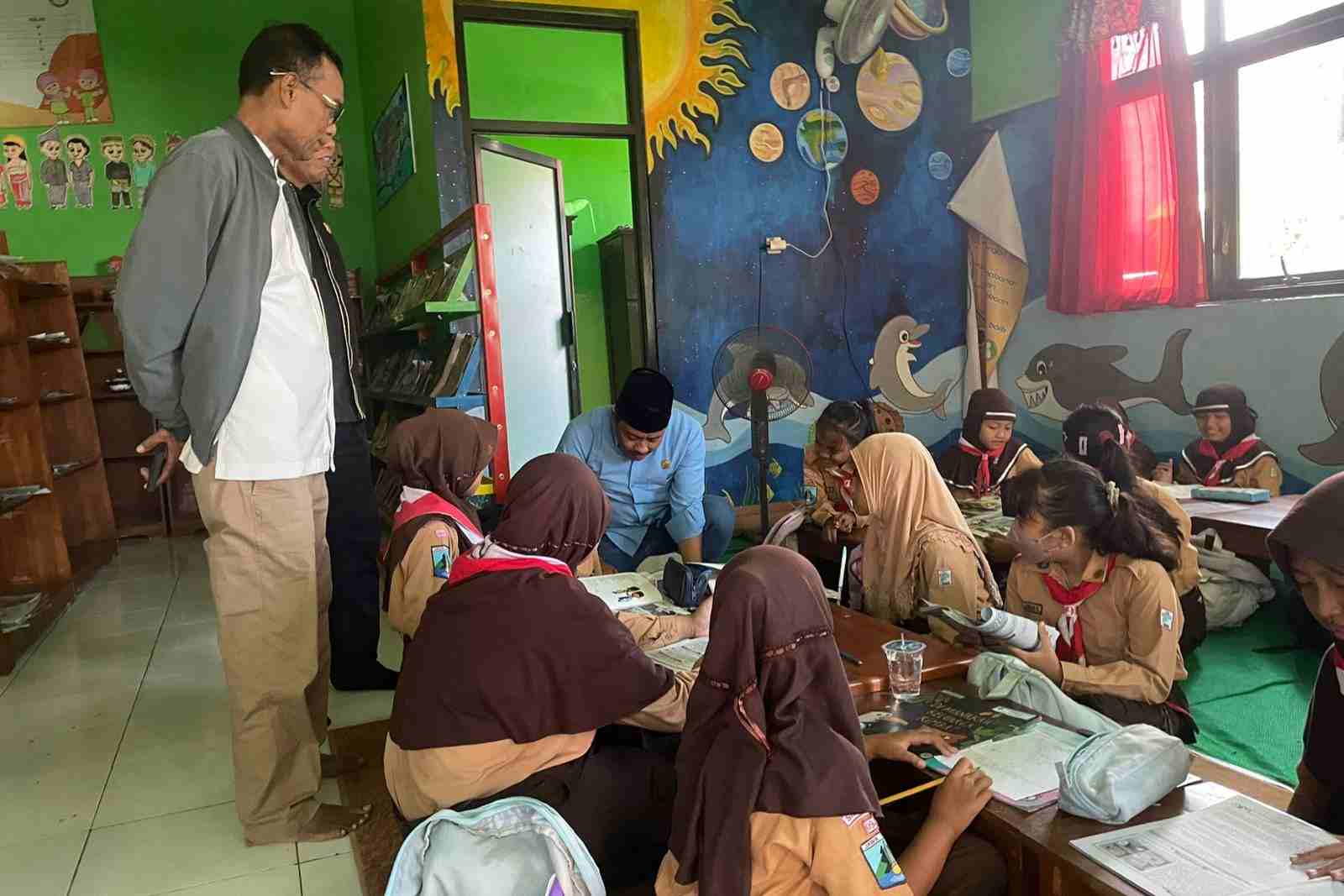 Atap SD Sidomojo Ambrol, KBM Dilakukan di Perpustakaan Sekolah