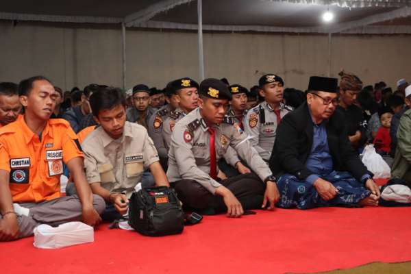 Anggota Polres Batu juga turut dalam kegiatan doa bersama sembari mengamankan acara. (ist) - Donasi dan Kirim Doa Korban Laka Bus Pariwisata Berjalan Lancar