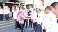 Aries Agung Paewai berpamitan kepada kepala OPD di lingkungan Pemkot Batu. (ist) - Pemkot Batu Lepas Aries AP dan Istri dari Masa Tugas Pj. Wali Kota
