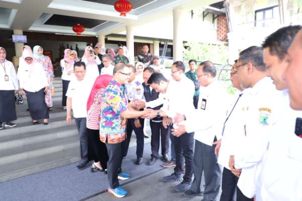 Aries Agung Paewai berpamitan kepada kepala OPD di lingkungan Pemkot Batu. (ist) - Pemkot Batu Lepas Aries AP dan Istri dari Masa Tugas Pj. Wali Kota